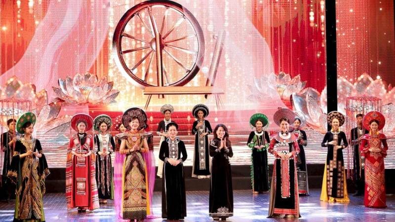 នាថ្ងៃទី ៩ សីហា សមាគមវប្បធម៌ Ao Dai វៀត​ណាម​បាន​ដាក់​ឲ្យ​សាធារណជន​ផ្សព្វផ្សាយ​តម្លៃ​នៃ Ao Dai - បេតិកភណ្ឌវប្បធម៌ជាតិ តភ្ជាប់សហគមន៍ក្នុងប្រទេស និងក្រៅប្រទេស។ (រូបថត៖ គណៈកម្មការរៀបចំ)