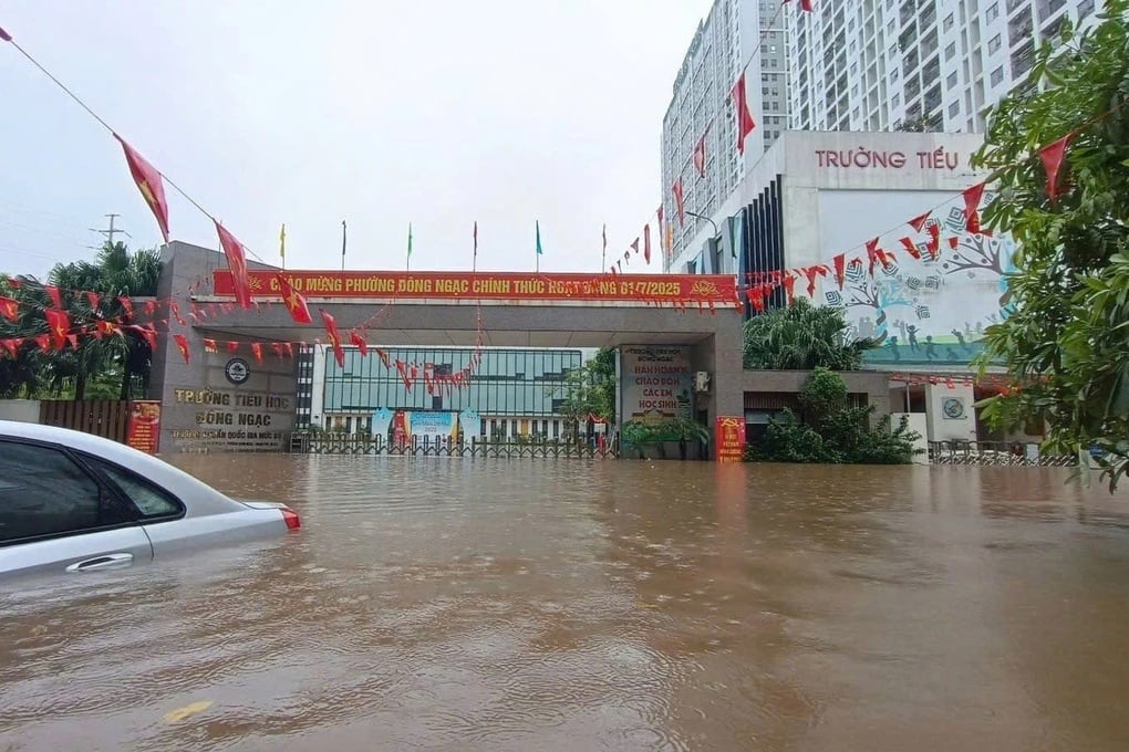 Hà Nội ngập nặng, trường học phải nhờ xe quân đội “giải cứu” học sinh - 1