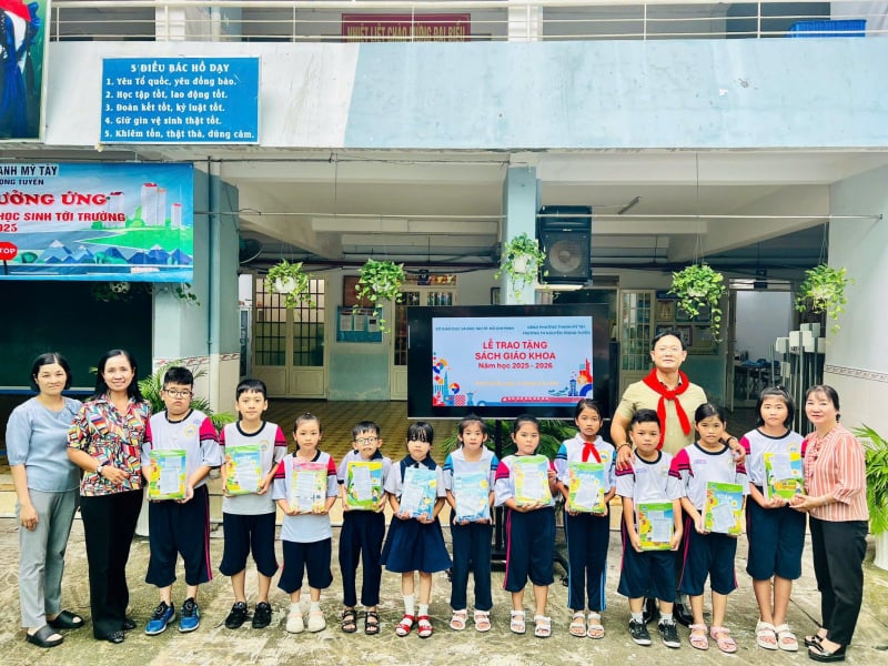 Spende von 50.000 Schulbuchsätzen in Ho-Chi-Minh-Stadt -0