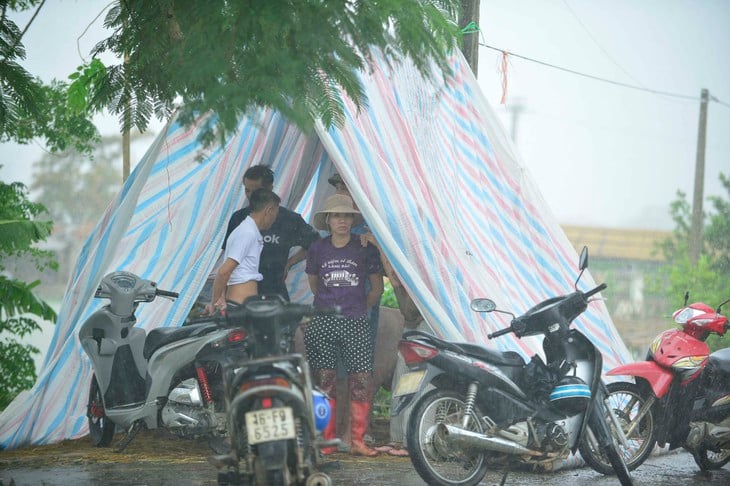 Hàng trăm hộ dân ở Thanh Hóa bỏ lại tài sản, chạy lũ trong đêm - Ảnh 6.