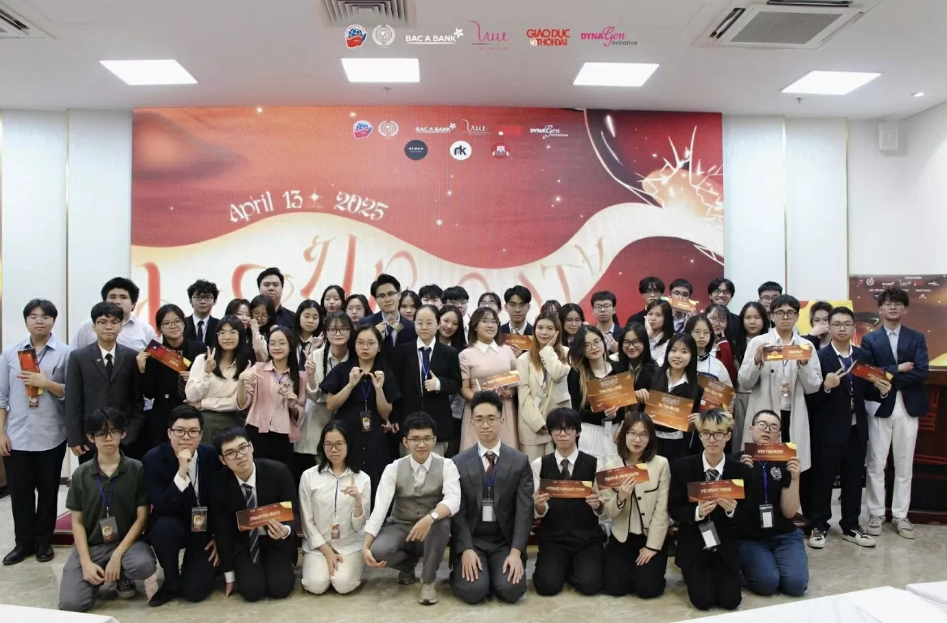 (Các bạn sinh viên Học viện Ngoại giao thảo luận trong Hội nghị mô phỏng Liên hợp quốc - DAV MOCK MUN 2025 do CLB Mô phỏng Hội nghị Liên hợp quốc Học viện Ngoại giao (DAVMUN) tổ chức; Nguồn: Fanpage DAV Model United Nations)