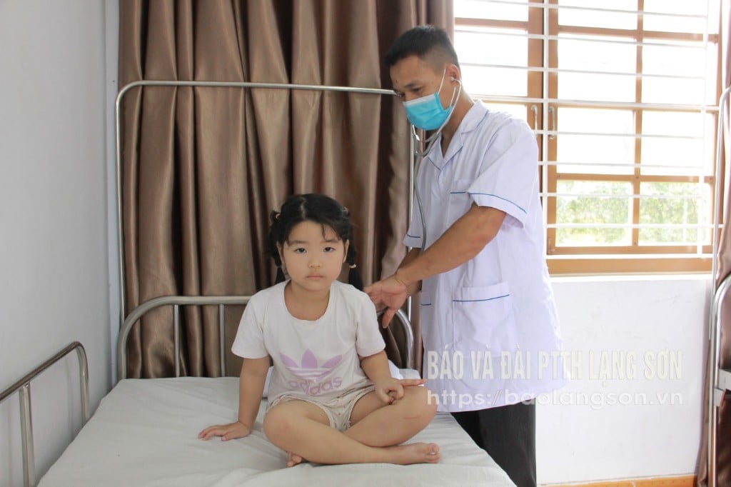Medical staff of Na Duong Mine Kindergarten (Na Duong commune) check the health of students