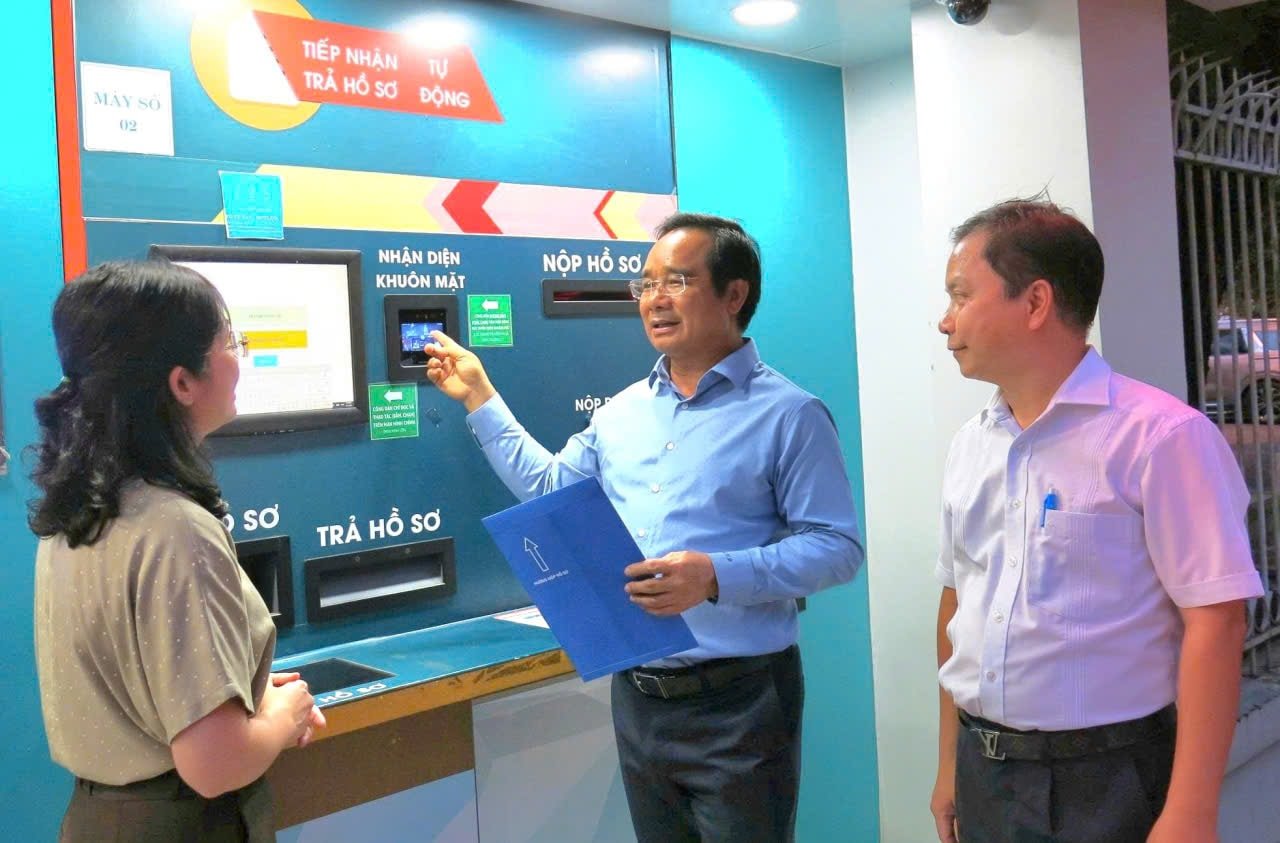 Chủ tịch UBND TP. Hồ Chí Minh Nguyễn Văn Được vừa có những chỉ đạo mới đối với vấn đề cán bộ, công chức, viên chức và người lao động đi nước ngoài. Trong ảnh: Chủ tịch UBND TP. Hồ Chí Minh trong một chuyến kiểm tra hoạt động tại cơ sở
