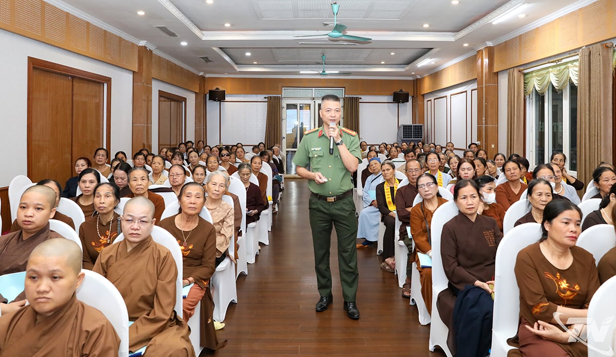 អ្នកយកព័ត៌មាននៃនាយកដ្ឋានសន្តិសុខផ្ទៃក្នុង នគរបាលខេត្ត Thai Nguyen បានផ្សព្វផ្សាយអំពីទស្សនៈ គោលនយោបាយ និងច្បាប់របស់រដ្ឋស្តីពីជំនឿ និងសាសនា។