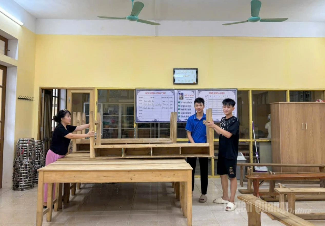 Die Lehrer der Phan Thiet Secondary School im Bezirk Minh Xuan stellten proaktiv Tische und Stühle hoch auf, um Überschwemmungen zu verhindern.