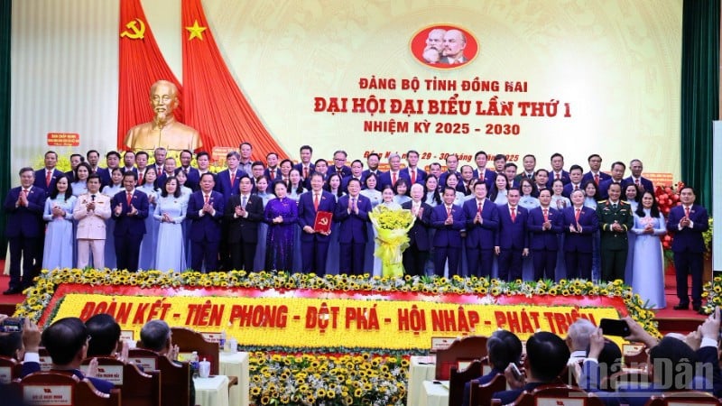 សមមិត្ត Phan Dinh Trac និងអតីតថ្នាក់ដឹកនាំបក្ស និងរដ្ឋបានអបអរសាទរចំពោះការបើកដំណើរការគណៈកម្មាធិការប្រតិបត្តិបក្សខេត្ត Dong Nai សម្រាប់អាណត្តិ 2025-2030។