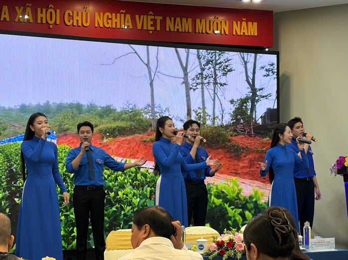 កាសែត Thanh Nien សម្ពោធ​ការ​ប្រកួត​និពន្ធ​បទ​ចម្រៀង​ឃោសនា - រូបថត ៣.