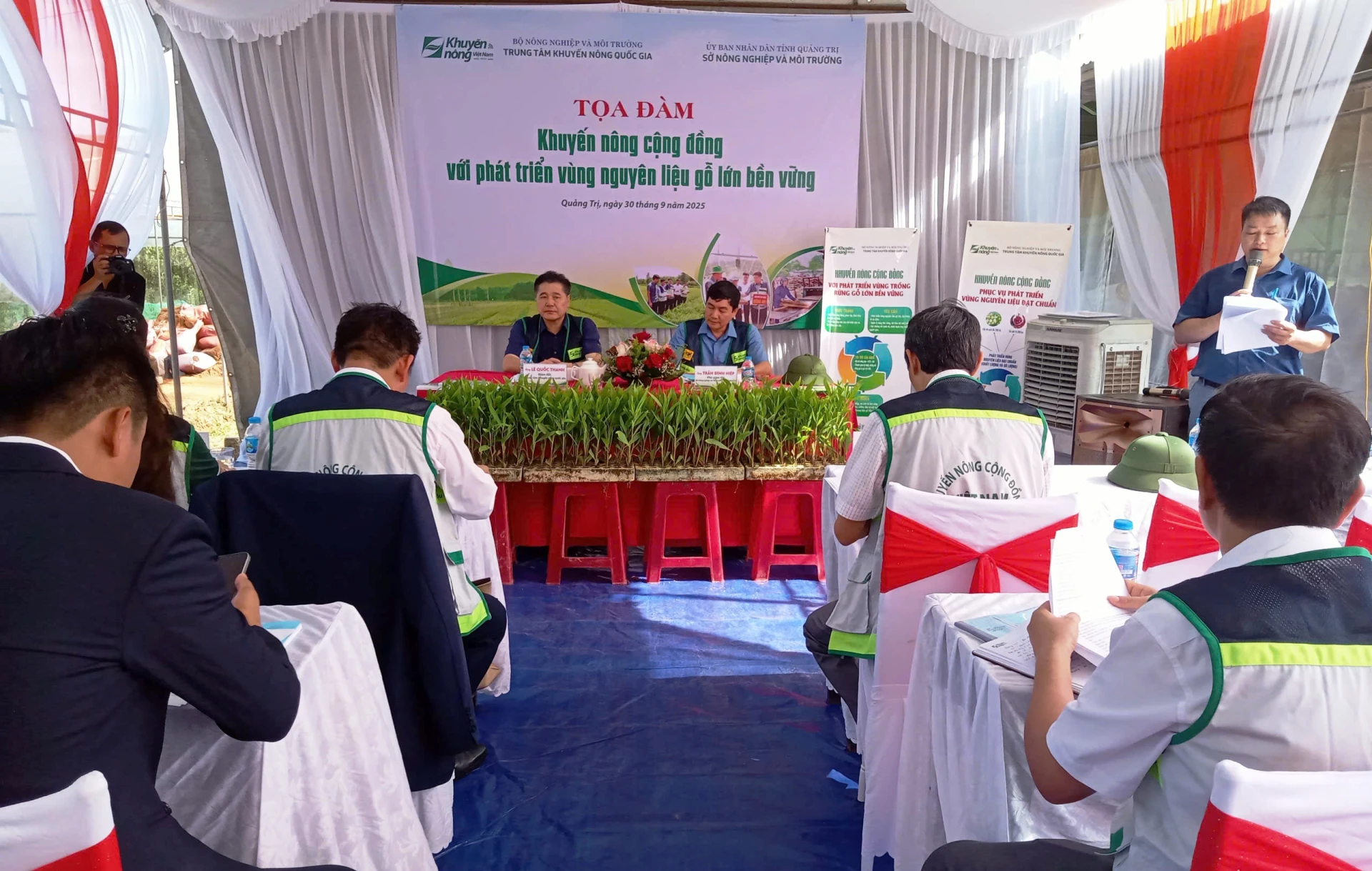  Quang cảnh buổi hội thảo. Ảnh: T. Hoa