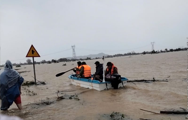 After storm No. 10, Ha Tinh people struggle with floods -0