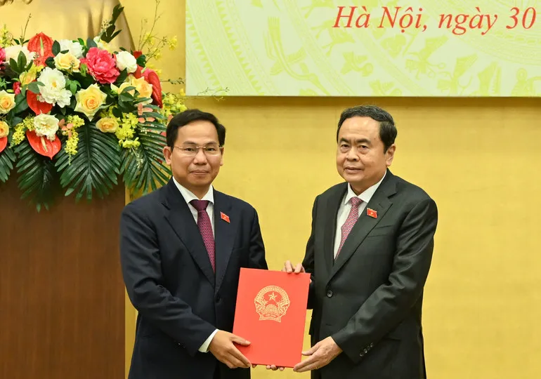 Chủ tịch Quốc hội Trần Thanh Mẫn dự Lễ công bố và trao nghị quyết về công tác cán bộ - Ảnh 2.