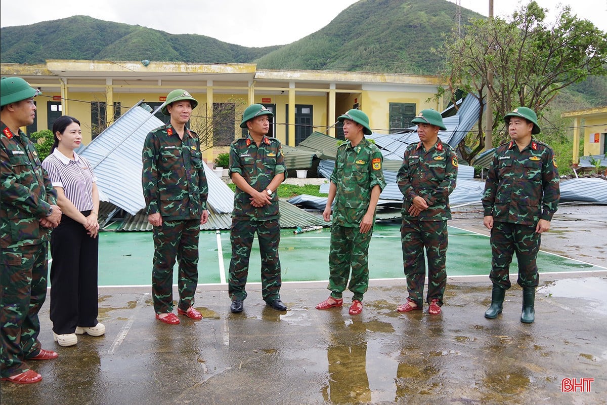 Lãnh đạo Cục Chính trị Quân khu 4 và Bộ CHQS tỉnh kiểm tra, chỉ đạo khắc phục các trường lớp trên địa bàn Hà Tĩnh.