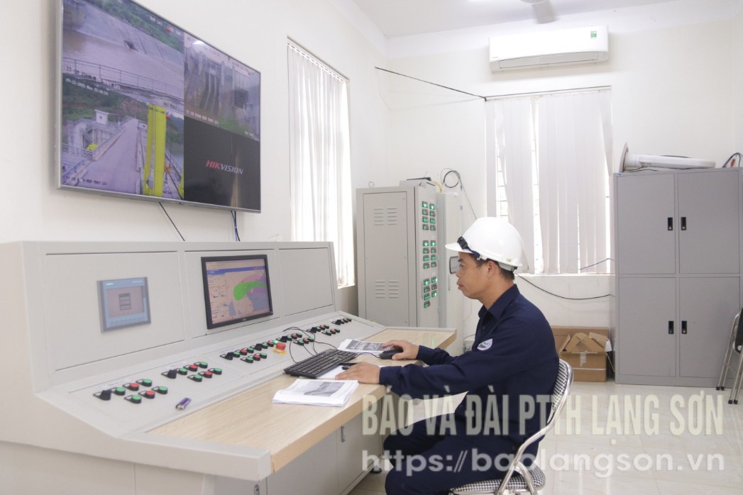 ប្រតិបត្តិករអាងស្តុកទឹក Ban Lai ពិនិត្យប៉ារ៉ាម៉ែត្រអាងស្តុកទឹក។