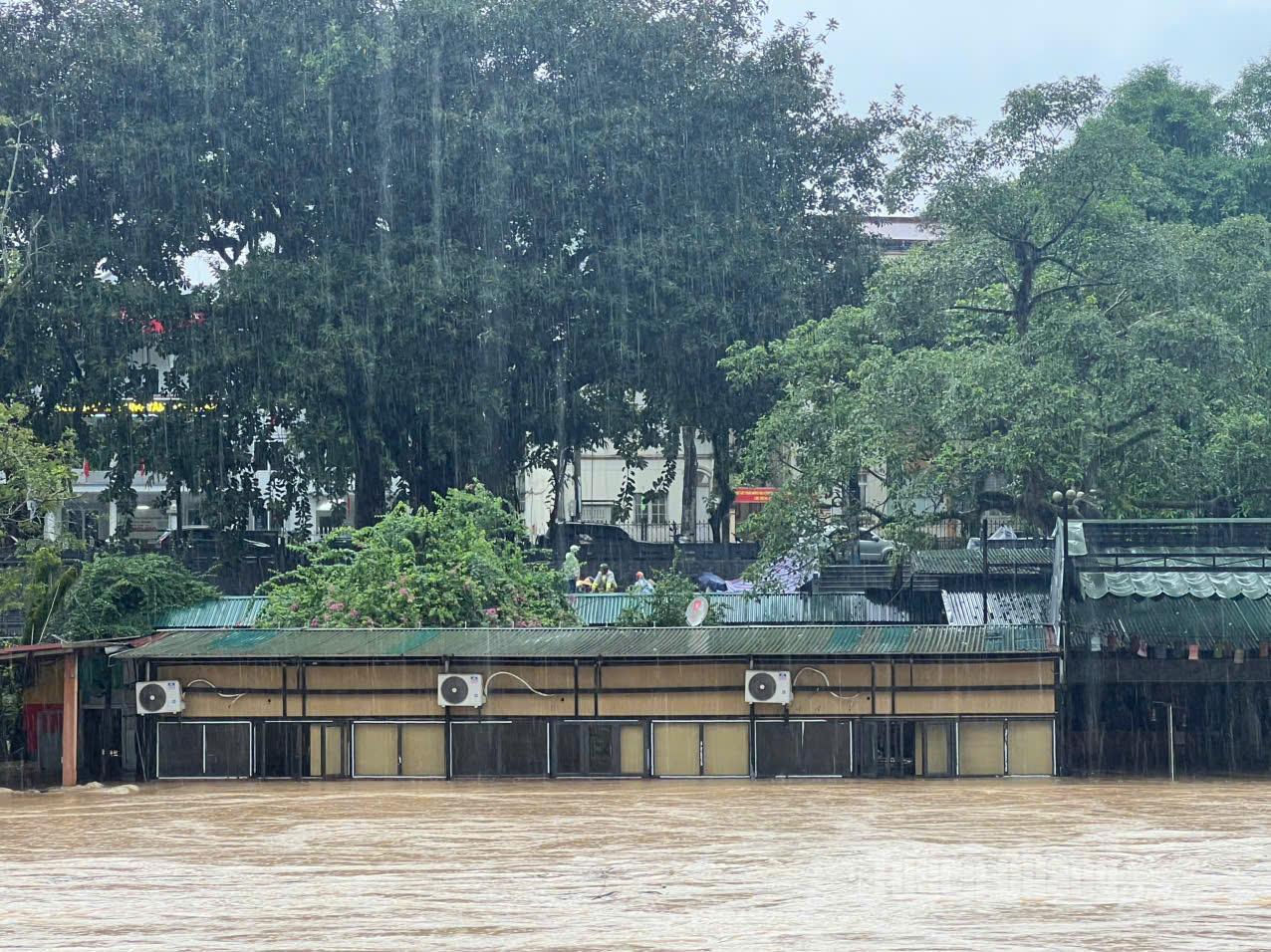 Lo River in Ward HG 1, 2 is rising.