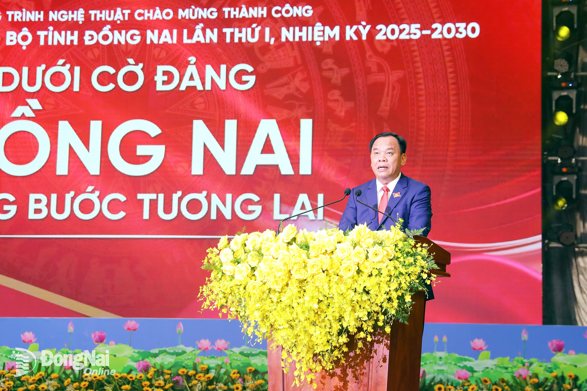 អនុលេខាគណៈកម្មាធិការបក្សខេត្ត ប្រធានគណៈកម្មាធិការប្រជាជនខេត្ត Dong Nai លោក Vo Tan Duc ថ្លែងក្នុងកម្មវិធីសិល្បៈស្វាគមន៍ជោគជ័យនៃមហាសន្និបាតលើកទី 1 គណៈកម្មាធិការបក្សខេត្ត Dong Nai អាណត្តិ 2025-2030។ រូបថត៖ ហ៊ុយ អាញ់