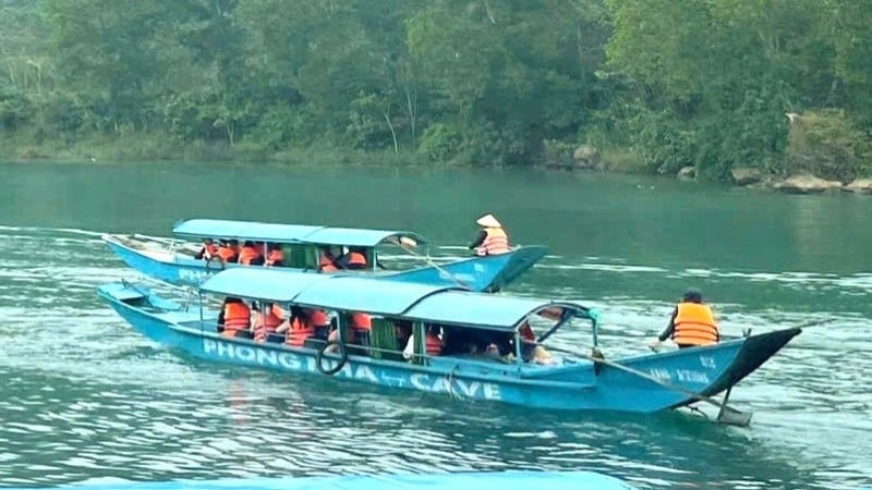 អ្នកទេសចរទៅលេងល្អាង Phong Nha ។