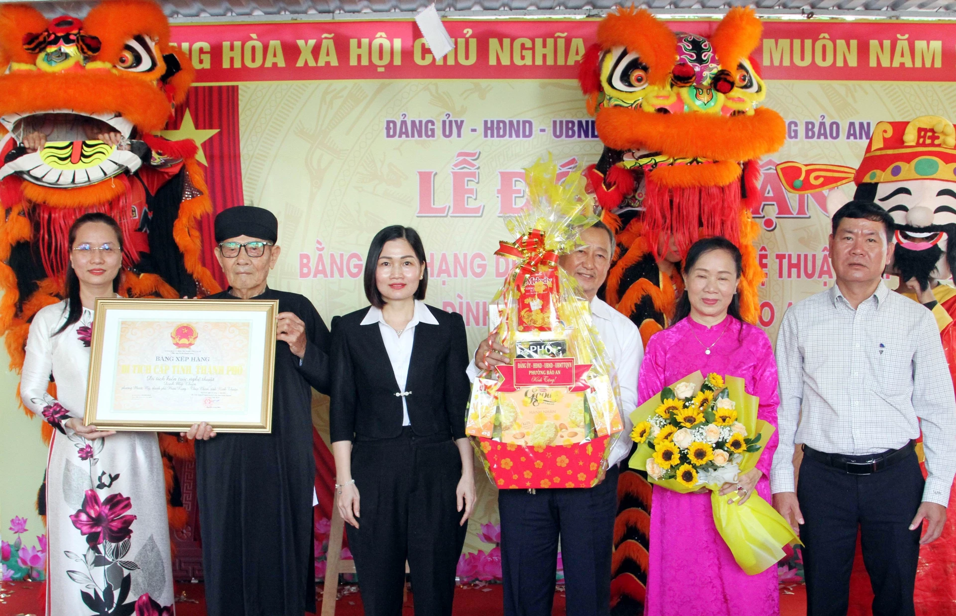 Bao An ward leaders awarded the provincial-level architectural and artistic relic ranking certificate and presented flowers to congratulate the My Thien communal house management board.