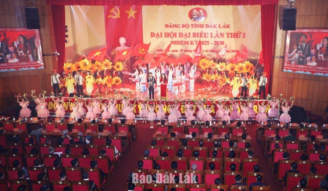 Umělecký program skončil hrdou ozvěnou, v plném proudu emocí a silné víry. Foto: Nguyen Hung