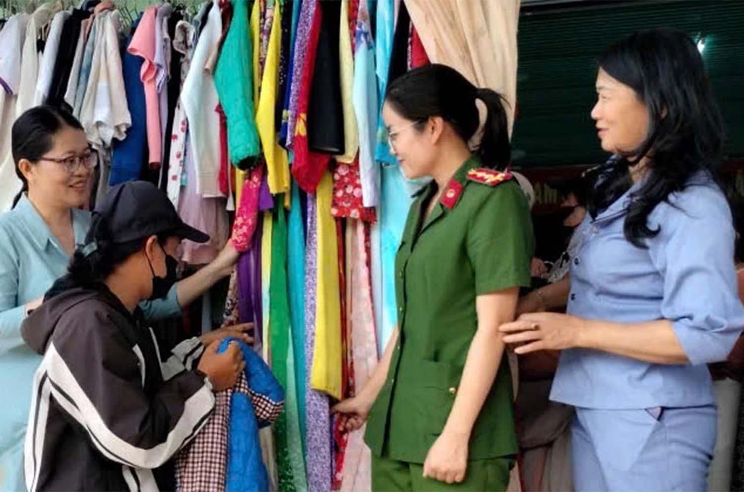 គំរូនេះមានទីតាំងនៅ Cultural House នៃក្រុមលំនៅដ្ឋាន Lang Ngua។