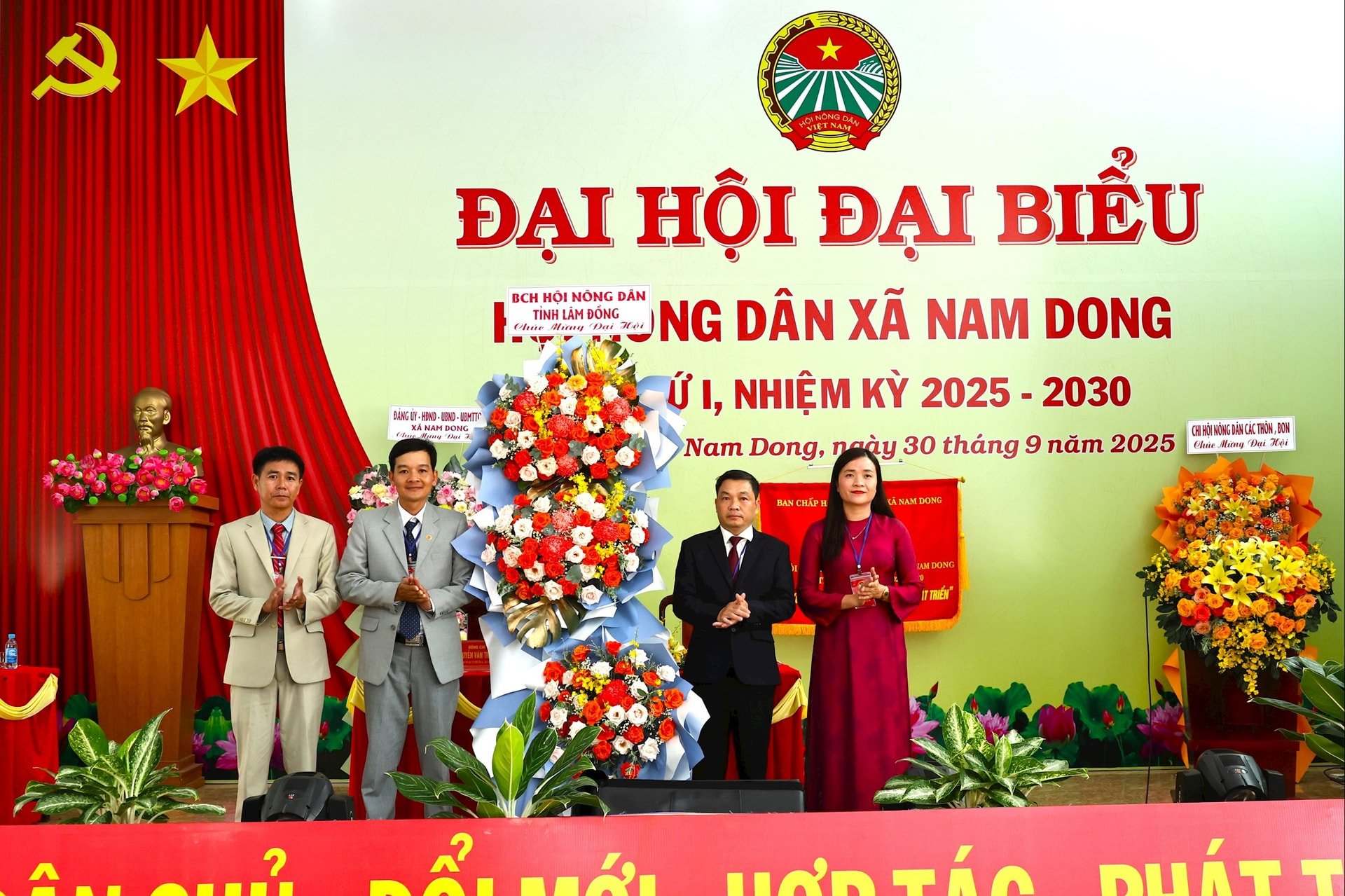 គណៈកម្មាធិការប្រតិបត្តិសមាគមកសិករខេត្ត Lam Dong ជូនកម្រងផ្កាអបអរសាទរមហាសន្និបាត។