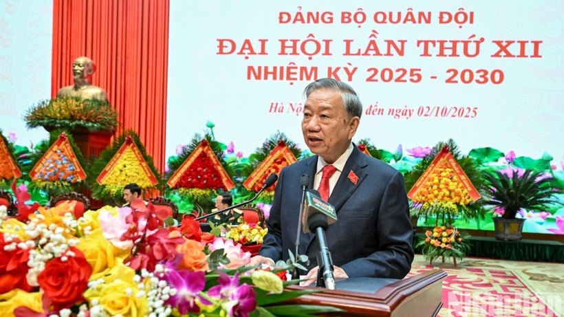 អគ្គលេខាធិកា To Lam លេខាគណៈកម្មាការយោធាមជ្ឈិមបានថ្លែងសុន្ទរកថាដឹកនាំសភា។