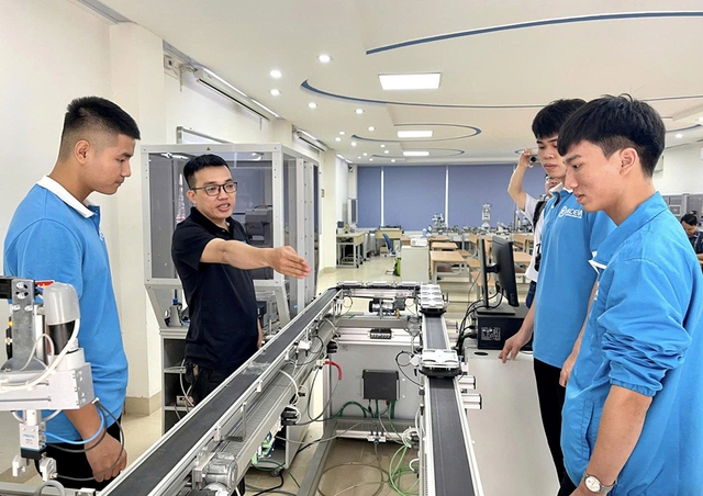 Giữ chân giảng viên nghề giỏi: Thách thức lớn - Ảnh 1.