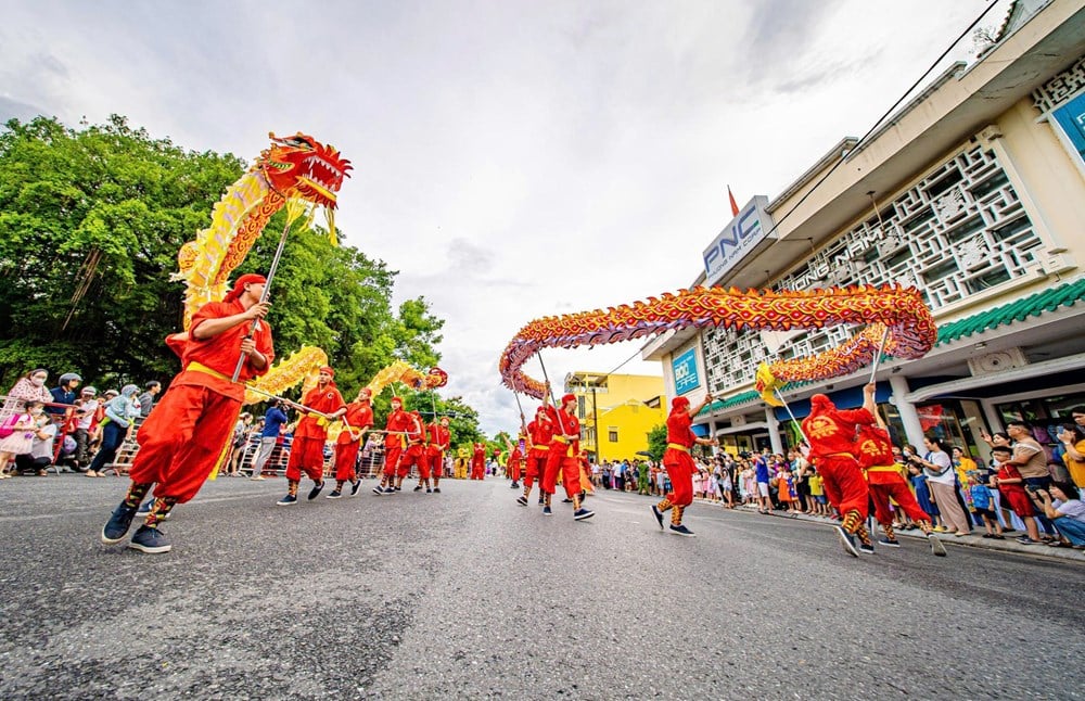 Free entrance to Hue Imperial City welcomes visitors to experience the Royal Palace Mid-Autumn Festival - photo 2