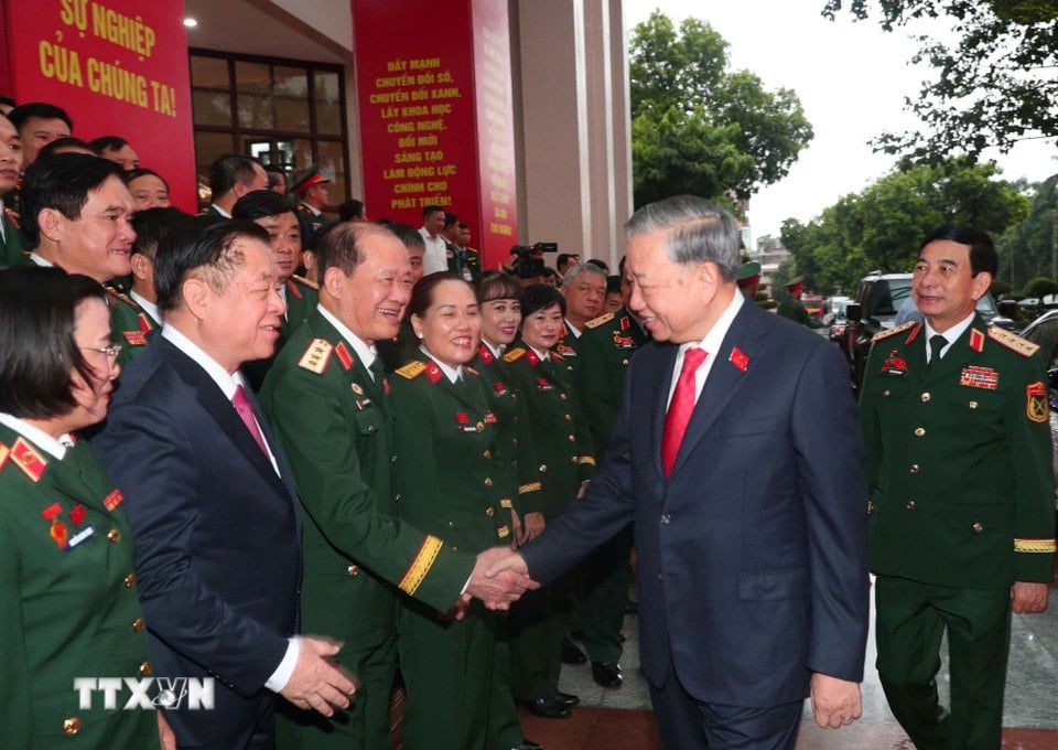 General Secretary To Lam with delegates attending the Congress. (Photo: Trong Duc/VNA)