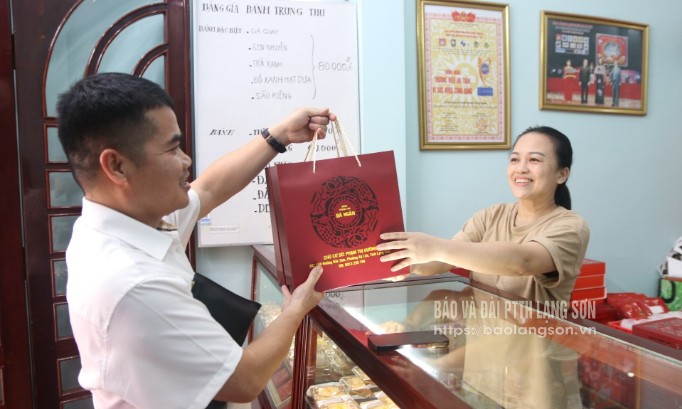Customers buy moon cakes at Ba Ngan moon cake production facility, Ky Lua ward