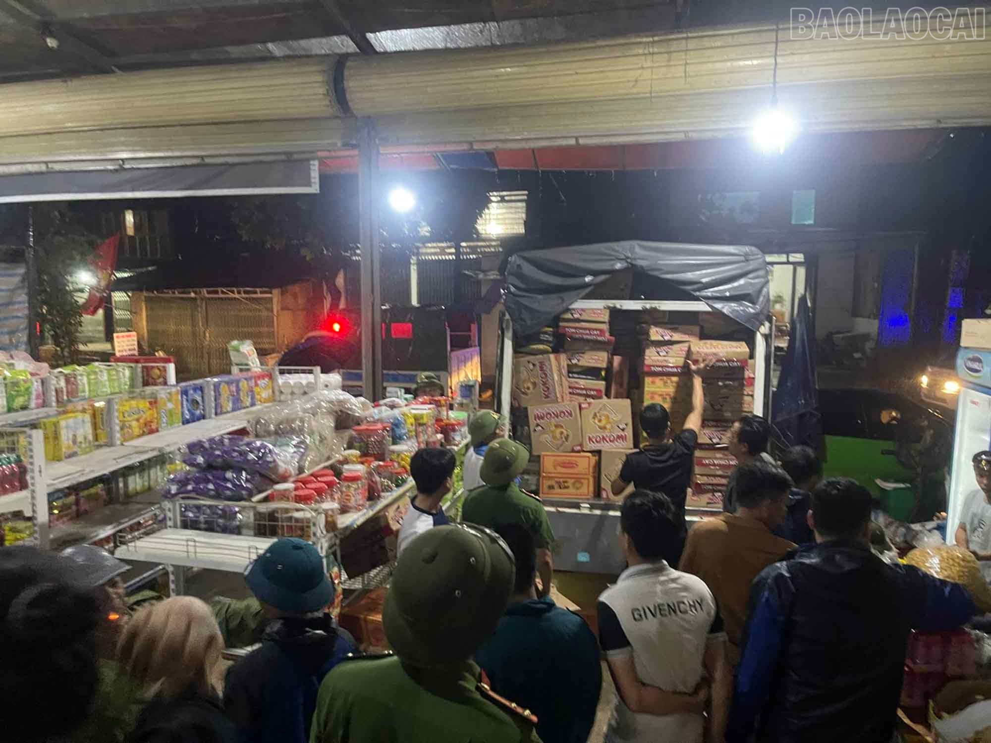 Lực lượng chức năng xã Phúc Khánh hỗ trợ hộ dân di dời tài sản ngay trong đêm.