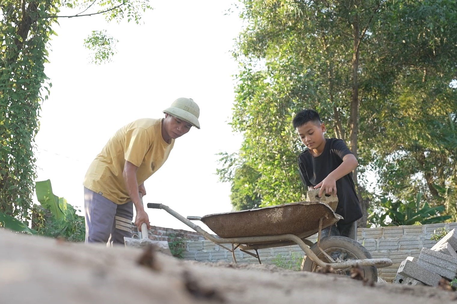 បើទោះជាជួបគ្រោះថ្នាក់ និងរបួសជាច្រើននាក់ក៏ដោយ ក៏លោក Tung នៅតែប្រឹងប្រែងរកប្រាក់ដើម្បីមើលថែកូន។ ឌុច ធៀន តែង​តែ​ជួយ​ឪពុក​ពេល​គាត់​អាច។