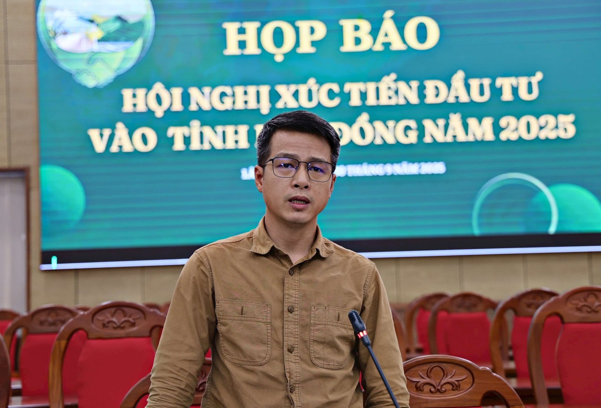 Journalist Mai Vinh, Tuoi Tre Newspaper, spoke and contributed his opinion.
