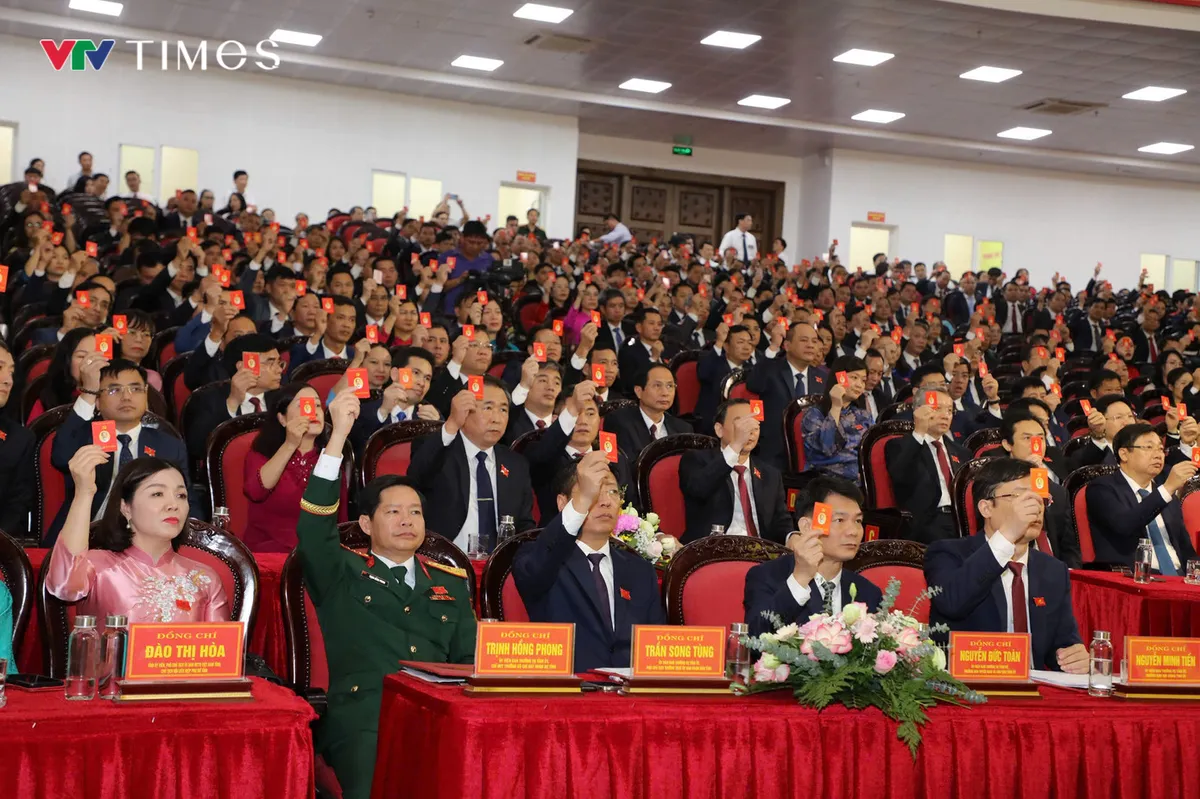 Đại hội Đảng bộ tỉnh Ninh Bình lần thứ I biểu quyết thống nhất danh sách Đoàn Chủ tịch - Ảnh 2.