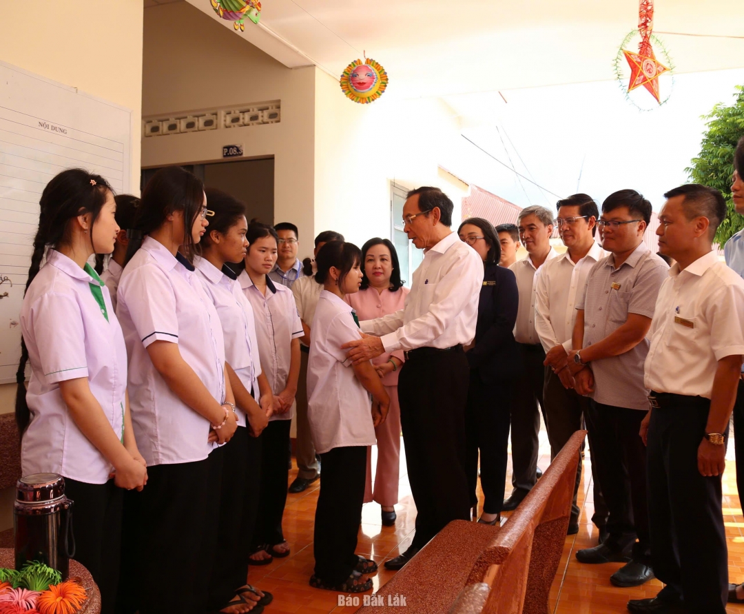 សមមិត្ត ង្វៀន វ៉ាន់ គួរតែលើកទឹកចិត្តកុមារដែលកំពុងចិញ្ចឹមបីបាច់ថែរក្សានៅមជ្ឈមណ្ឌលគាំពារសង្គម និងកុមារខេត្ត Dak Lak។