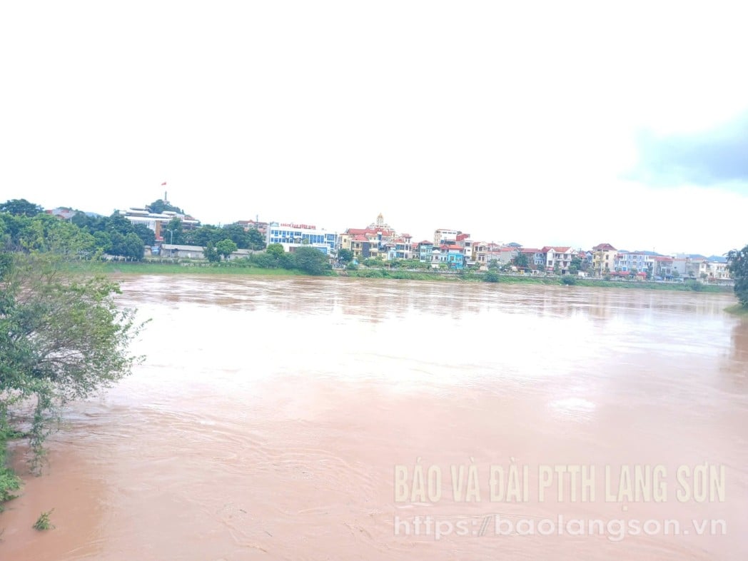 Nước sông Kỳ Cùng đang lên cao
