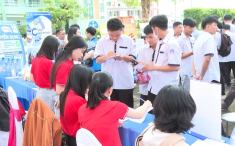 Hơn 300 học sinh, sinh viên tham gia phiên giao dịch việc làm năm 2025
