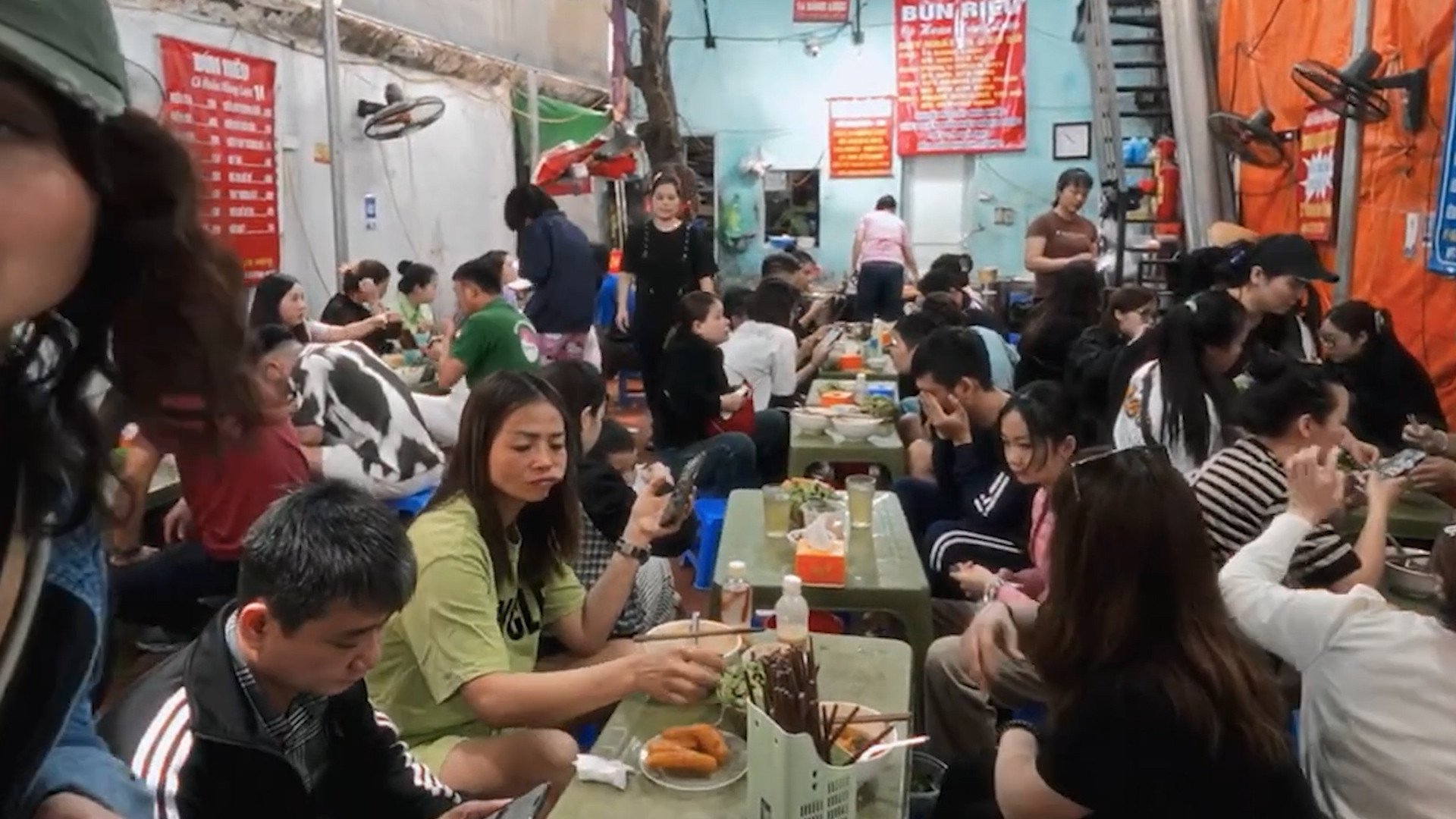 អតិថិជន​ដើរ​តាម​ផ្លូវ​ដើរ​រកមើល​ស៊ុប​វល្លិ​ហាណូយ​ជាមួយ​ក្តាម និង​ខ្យង