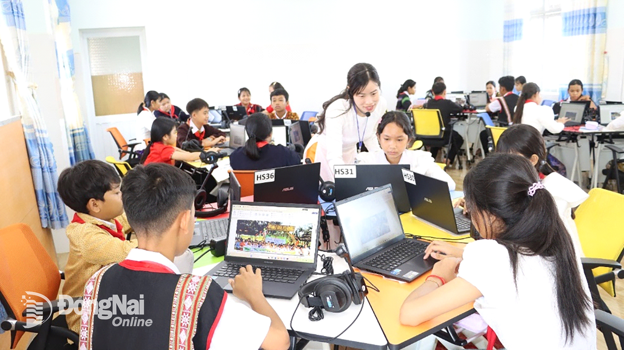 Studenti internátní školy Loc Ninh Secondary School for Ethnic Minorities v hodině informatiky v chytré učebně.
