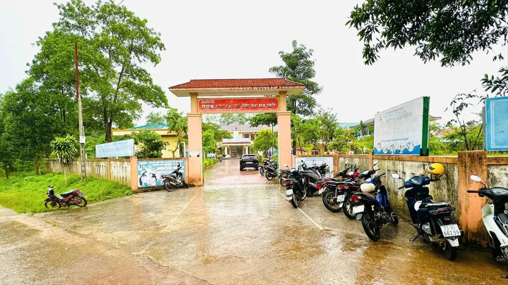 សាលា​បឋមសិក្សា​គឹម​ធុយ ដែល​សិស្ស​៧៥​នាក់​បាន​អវត្តមាន​ពី​សាលា​ដោយសារ​ឪពុកម្តាយ​ទុក​ពួកគេ​នៅផ្ទះ​ព្រោះ​អាហារ​មិន​មានការ​ធានា​។