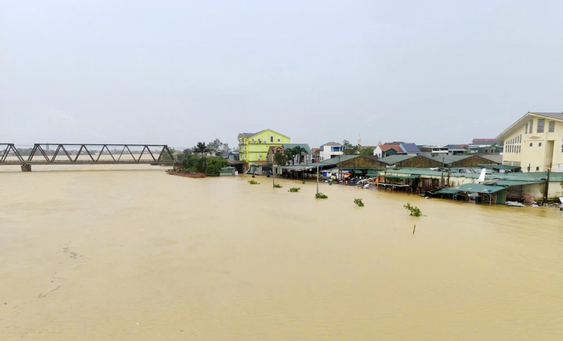 After storm No. 10, Ha Tinh people struggle with floods -0