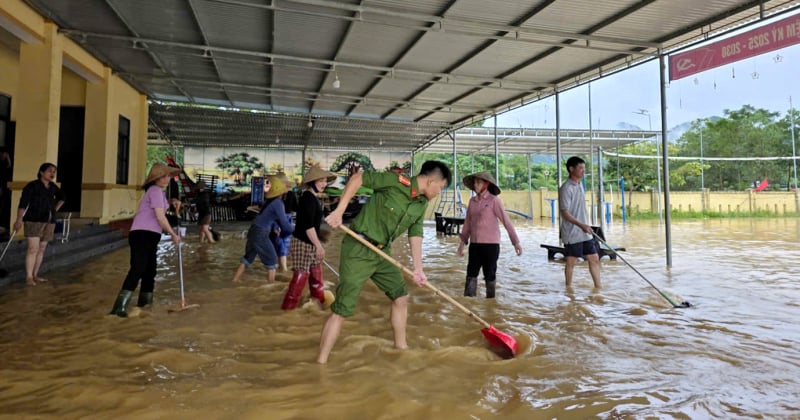 After storm No. 10, Ha Tinh people struggle with floods -0