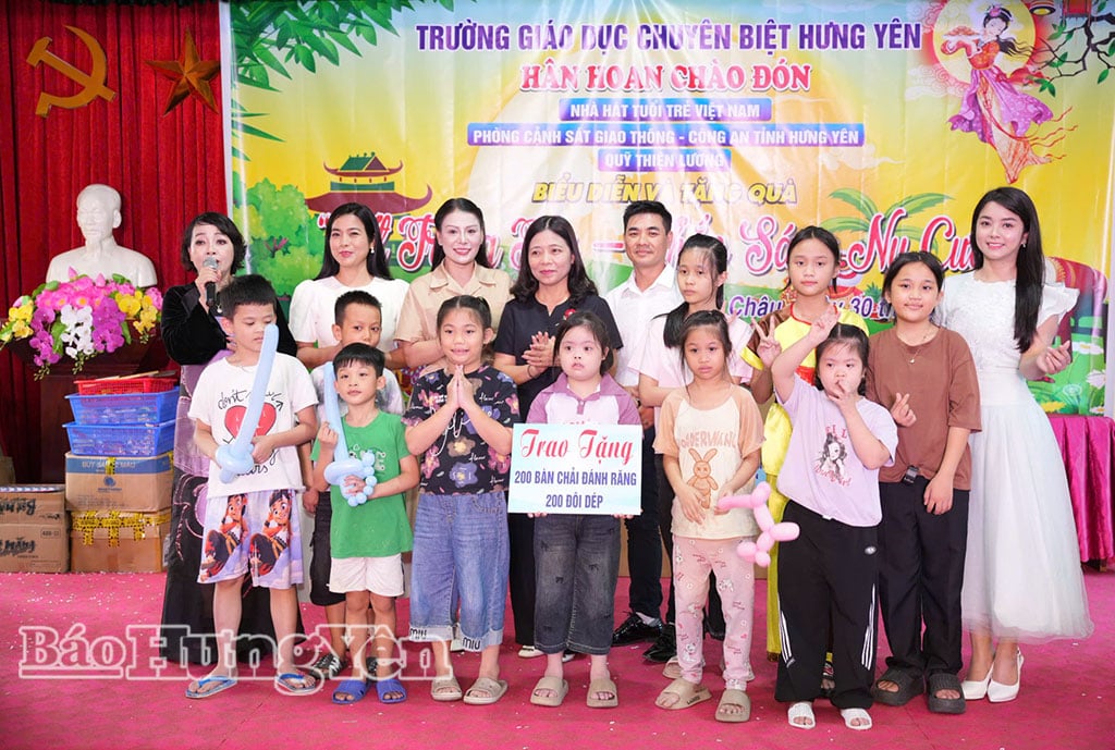 សិល្បករ ពាណិជ្ជករ ផ្តល់អំណោយដល់សិស្សសាលាអប់រំពិសេស Hung Yen សាខា Khoai Chau ។