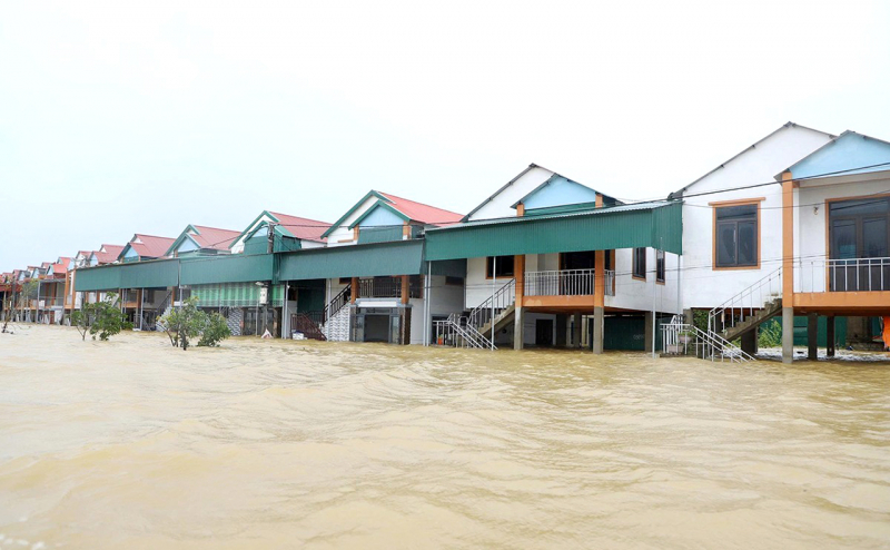 After storm No. 10, Ha Tinh people struggle with floods -0