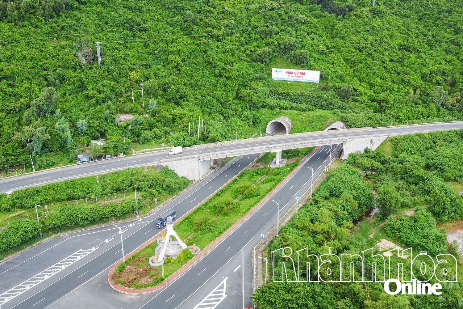 គម្រោងផ្លូវហាយវេ  ផ្នែក Van Phong - Nha Trang តភ្ជាប់ទៅផ្លូវរូងក្រោមដី Co Ma ។  