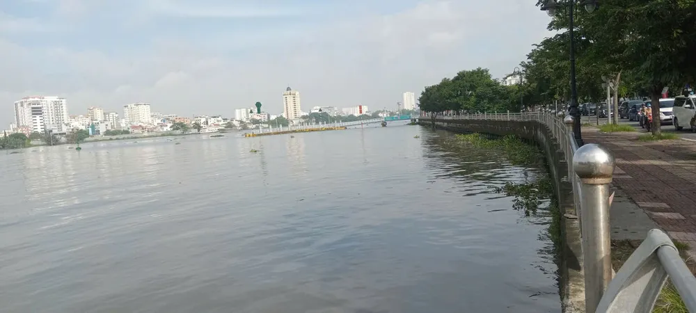 រោងចក្រវារីអគ្គិសនី Tri An បញ្ចេញទឹកតាមផ្លូវកំពប់អាចបណ្តាលឱ្យកម្ពស់ទឹកទន្លេ Saigon កើនឡើង។ រូបថត៖ MINH HAI