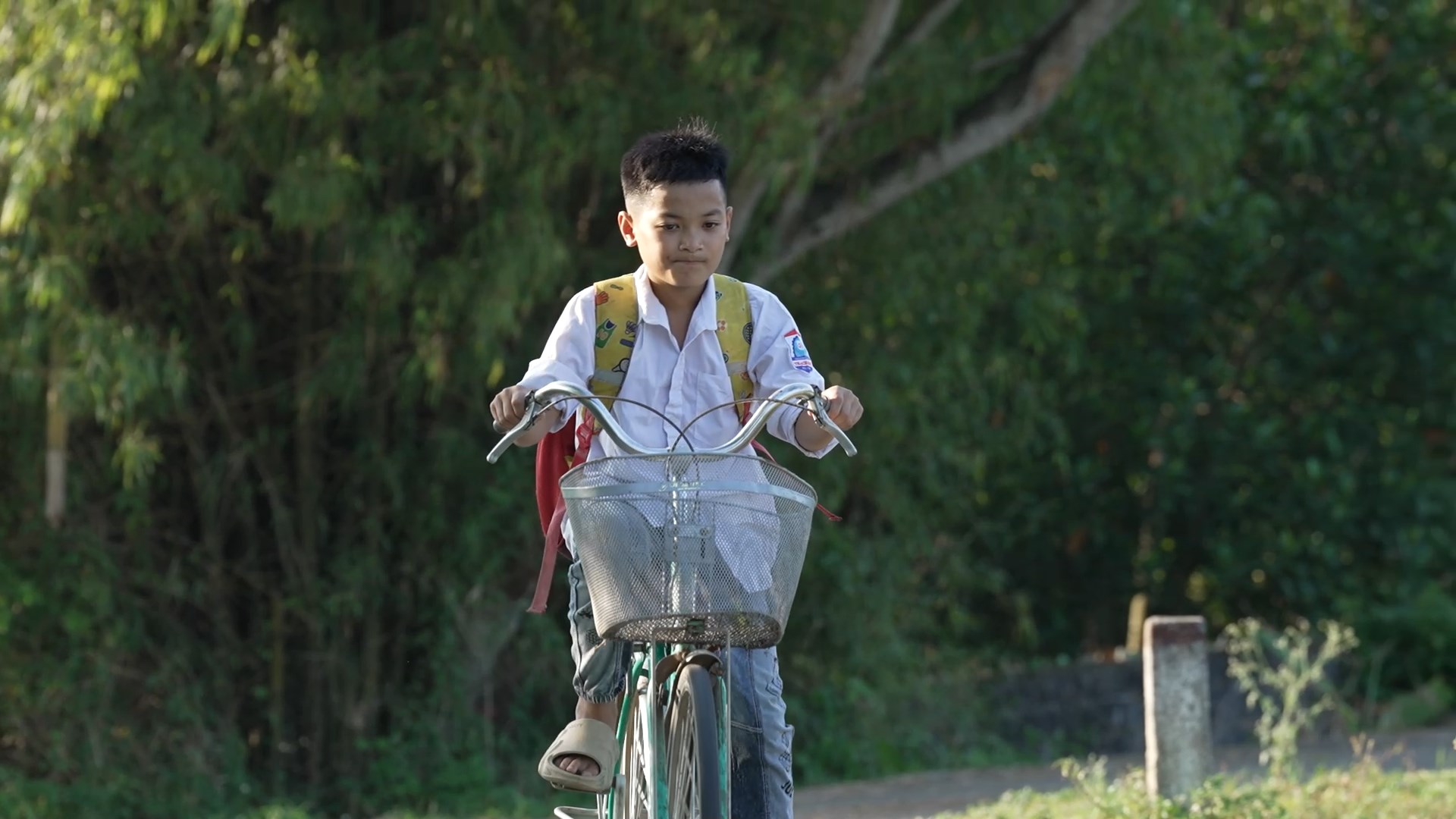 ឌុច ធៀន ទៅសាលារៀនដោយឧស្សាហ៍ ដឹកដៃជាមួយគាត់ ក្តីសង្ឃឹម និងក្តីស្រមៃសម្រាប់អនាគត។