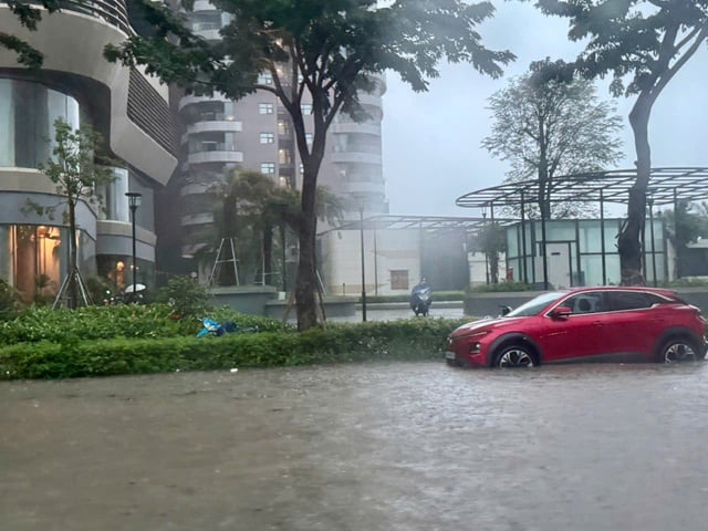 Hà Nội: Mưa lớn gây 65 điểm úng ngập - Ảnh 1.