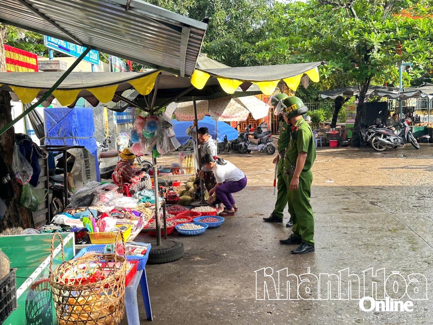 មន្ត្រីនគរបាល និងទាហានឃុំ Xuan Hai រំលឹក និងឃោសនា។