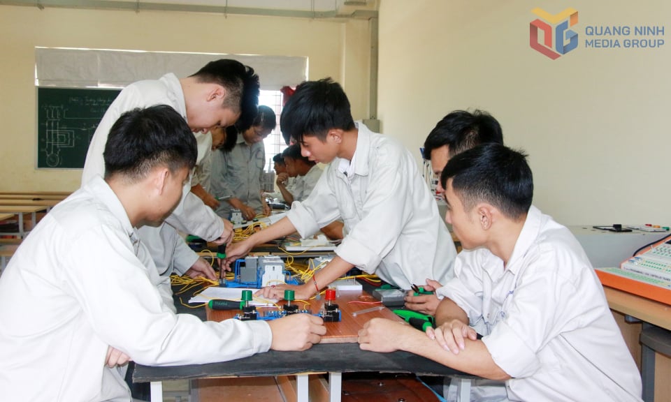 ນັກ​ສຶກ​ສາ​ວິ​ທະ​ຍາ​ໄລ​ຫວຽດ​ນາມ - ສ​ເກົາ​ຫຼີ​ຝຶກ​ຊ້ອມ​ສ້ອມ​ແປງ​ອຸ​ປະ​ກອນ​ໄຟ​ຟ້າ​ອຸດ​ສາ​ຫະ​ກຳ.