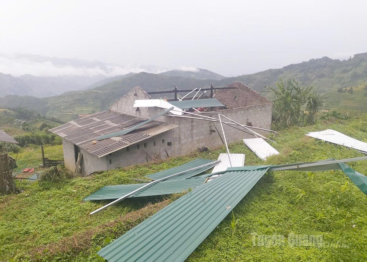 ខ្យល់ព្យុះបានបោកបក់លើដំបូលផ្ទះរបស់លោកស្រី Giang Thi Chua នៅភូមិ La Lung ឃុំ Yen Minh ។