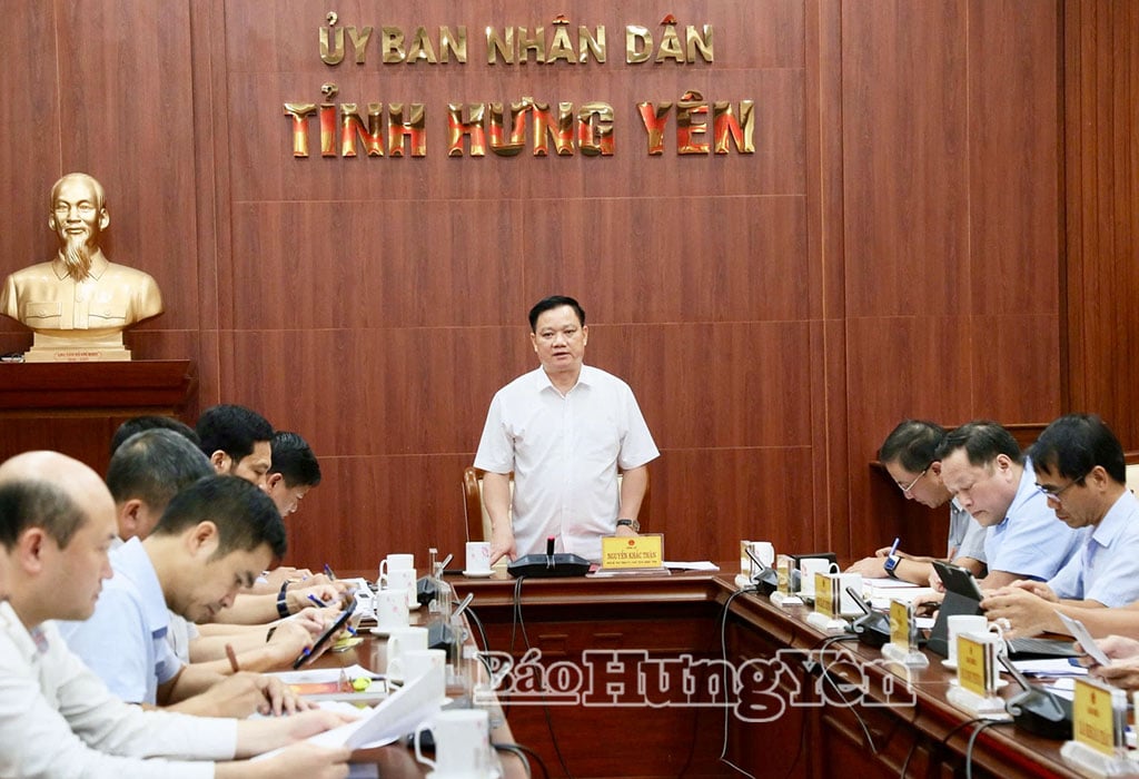 សមមិត្ត Nguyen Khac Than អនុលេខាគណៈកម្មាធិការបក្សខេត្ត ប្រធានគណៈកម្មាធិការប្រជាជនខេត្ត បានដឹកនាំកិច្ចប្រជុំ។